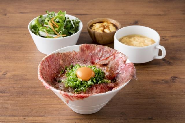 画像: 数量限定!A5ザブトンの炙り肉刺し丼 1,680円(税抜) 入荷次第の限定商品。口の中でとろける最上級和牛をランチでお得に。