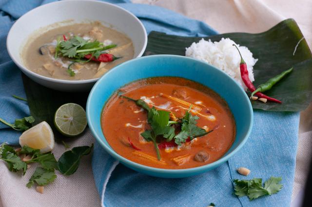 画像: (奥)イエローカレー(豚肉とジャガイモ、オクラのイエローカレー)、(手前)レッドカレー(海老とフクロ茸、ヤングコーンのレッドカレー)
