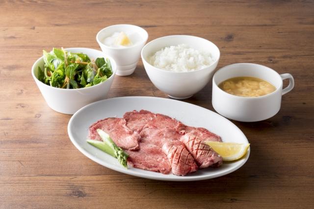 画像: 極み牛タンセット¥1,680(税抜)厚切りタンと薄切りタンの牛タン盛り合わせ。