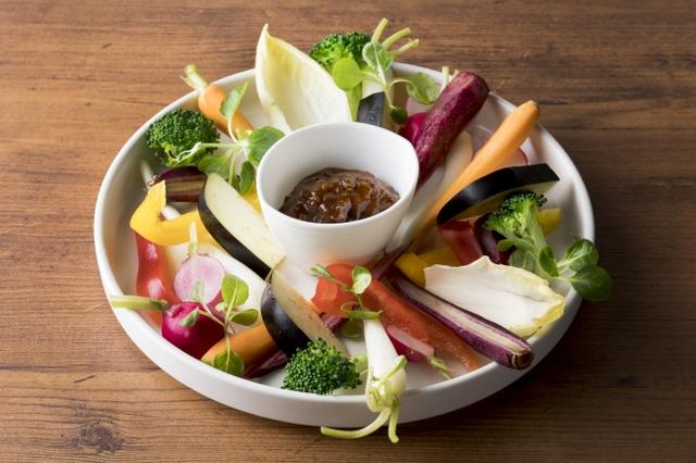 画像: 和牛肉味噌で食べる国産野菜スティック 980円(税抜)お店仕込みの和牛の肉味噌をこだわりの産地より取り寄せた国産野菜で召し上がってください