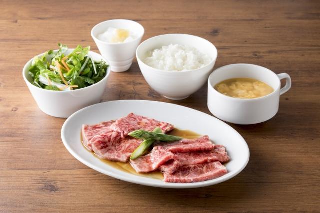 画像: USHIDOKIセット 1,580円(税抜)カルビとロースを盛りあわせた焼肉セット USHIDOKI特製の熟成醤油ダレで食べる王道ランチ。