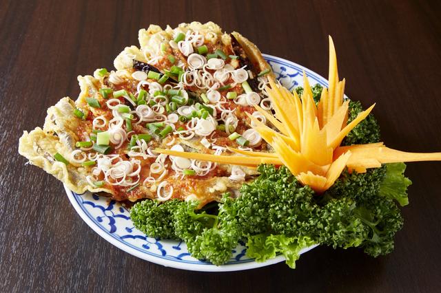 画像: メニュー名:タイ風揚げナス カラッと揚げたナスを辛めのレモングラスソースで味わえます。 値段 :950円(税込) 使用ナス :長ナス 提供店舗 :コレド日本橋「タイレストラン 沌」