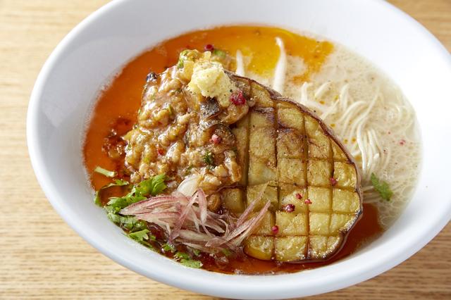 画像: メニュー名:ひとナスのスパイスとんこつ(ラーメン) スパイスを加え夏らしさをプラス。大きなナスも食べごたえ充分。 値段 :990円(税込) 使用ナス :米ナス 提供店舗 :飯田橋サクラテラス「博多一風堂 飯田橋サクラテラス店」