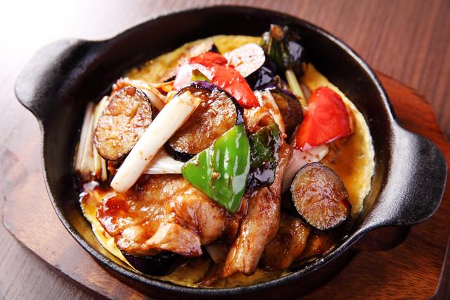 画像: メニュー名:ナスと豚肉の肉味噌炒め 皮が柔らかい千両ナスと豚肉の甘み広がる逸品。卵焼もアクセント! 値段 :850円(税込) 使用ナス :千両ナス 提供店舗 :御徒町吉池本店ビル「ロンフーダイニング」