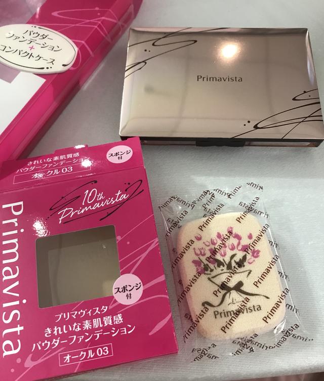 画像: コンパクトケースとレフィルのセット