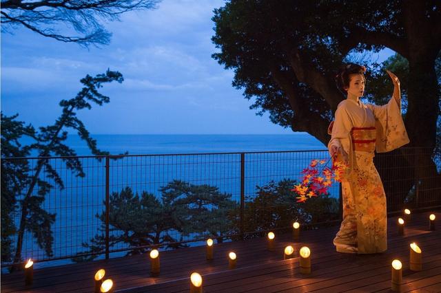 画像: 熱海芸妓 月夜の舞 満月前後の晴れた月夜には、ご当地楽「熱海芸妓の舞」を青海テラスにて開催します。夜空に昇る月と相模湾に映るムーンロードという絶景のもとで、雅な芸妓の舞を鑑賞することができ、優雅で幻想的なひとときを過ごせます。 ■期間:2018年9月10日~11月30日 ■場所:青海テラス *天候により変更あり ■時間:21:30~22:00 ■料金:無料 ■予約:不要