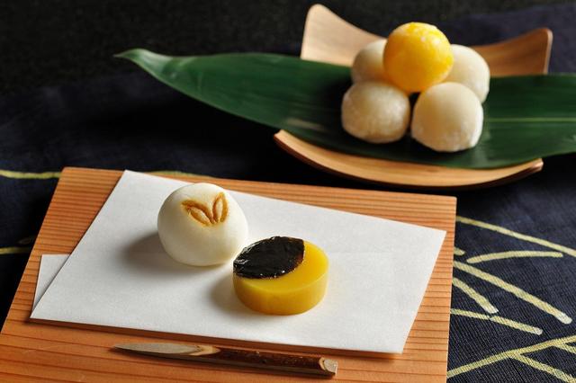 画像: 宵の口まで(16:00~17:30) お月見仕立ての焼き芋羊羹と、ウサギを模った梅餡饅頭を用意します。丸くくりぬいた焼きたての芋羊羹には黒ゴマ餡を塗り、その日の月齢を表現します。 宵っ張り(18:00~21:00) 笹で包み、せいろで蒸した栗まんじゅうをお月見団子として提供します。 ■期間:2018年9月10日~11月30日 ■場所:青海テラス *天候により変更あり ■料金:無料 ■予約:不要