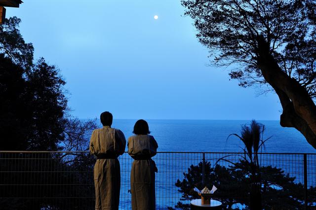画像: 月待ちテラス 湯上り処の青海テラスでは、夕方の「宵の口まで」と夜の「宵っ張り」の2つの時間で異なる和菓子を提供します。芋名月、栗名月という名月の別称にちなんだ和菓子とともに月待ちと月の出を楽しめます。