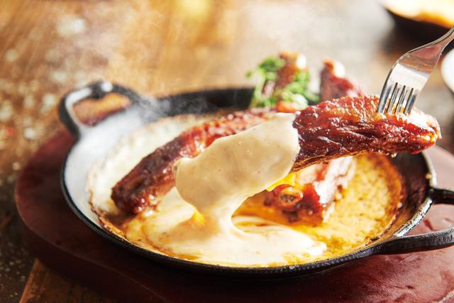 画像: ・イベリコ豚のチーズバックリブ 980円(税抜) チーズタッカルビの次はこれだ!濃厚BBQソースをまとったリブにチーズをたっぷり絡ませて。