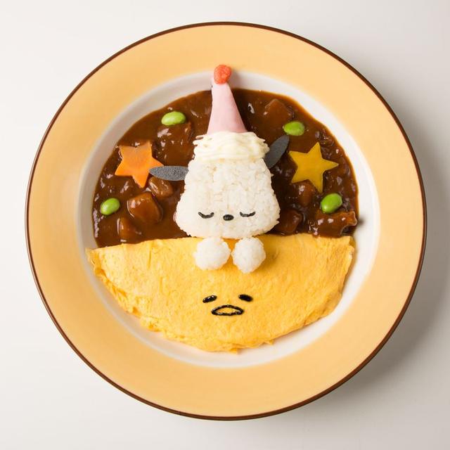 画像: ぐでたま布団でポチャッコがおねんねzzz…ハッシュドビーフ 1,100円+税 ふわふわのオムレツになった“ぐでたま”をお布団に見立て、ハッシュドビーフの上でライスの“ポチャッコ”がスヤスヤ眠る姿がなんとも愛らしく、星型の野菜やナイトキャップに見立てたハム&明太子など、「かわいい!」が散りばめられたメニューです。