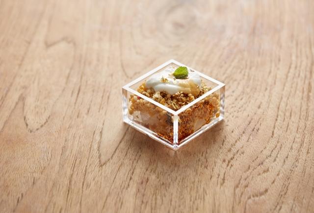 画像: 黒蜜塩わらび餅と”フルーツグラノラ ハーフ”のシメグラノラ(税別399円) 塩わらび餅のほのかな塩味が黒蜜やフルーツグラノラ ハーフの甘みを引き立てます。シンプルながら、クセになる奥行のある味わいの一品です。