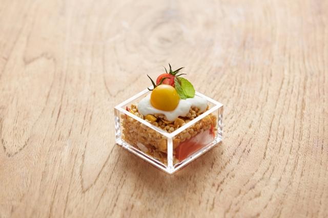 画像: トマト豆腐と”フルーツグラノラ ハーフ”のシメグラノラ(税別399円) プチトマトがトッピングされた姿は、スイーツとは思えない見た目。フルーツ グラノラ ハーフとヨーグルトソースの甘みに、トマトの爽やかな酸味を加え、食欲が落ちやすい夏にもペロリと食べられる新感覚な逸品に仕上げました。