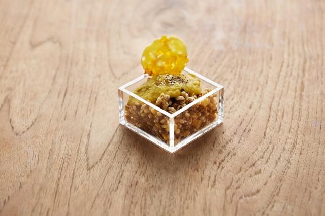 画像: とうもろこしと”薫るコーヒー グラノラ ハーフ”のシメグラノラ(税別399円) コーヒー風味のグラノラと香ばしいとうもろこしをベースとした一品です。もろこしソースの優しい甘さが全体を包み込みます。隠し味に、ブラックペッパーを一振りし、深い味わいに仕上げました。