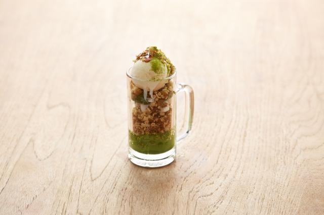 画像: 抹茶あんこと”薫るコーヒー グラノラ ハーフ”のシメグラノラ(税別799円) 抹茶やあんこといった和の風味にコーヒー風味のグラノラが絶妙にマッチし、深みのある味わいに。バニラアイスと一緒に食べると、コーヒーの苦みとアイスの甘みが調和。じっくりと味わいたいオトナな一品です。