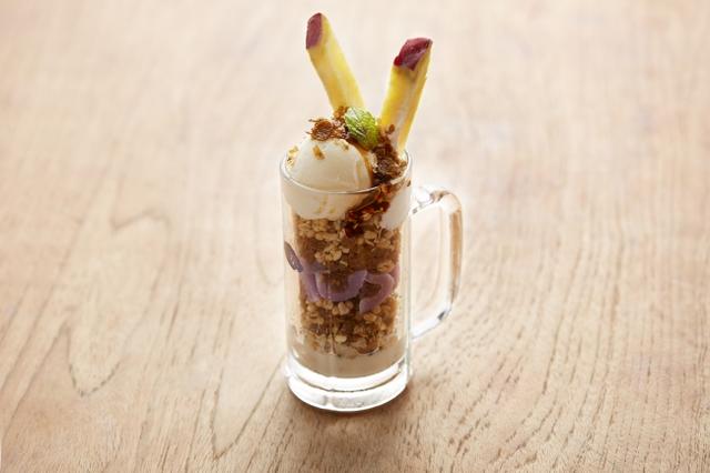 画像: 黒蜜さつまいもと”薫るコーヒー グラノラ ハーフ”のシメグラノラ(税別799円) さつま芋スティック、紅芋のかるかんや饅頭といった、いも好きにはたまらない、いも尽くしの一品。全体の甘さに、コーヒー風味のグラノラが苦みのエッセンスを加え、最後まで飽きることなくお楽しみいただけます。