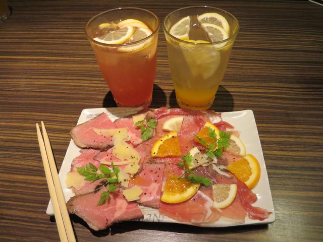 画像: 生ハムとローストビーフの盛合せ/880円(税抜)