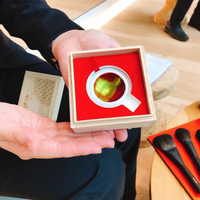 画像: 桐の箱入り!手作りの「よーじや京紅」