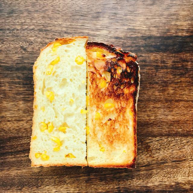 画像: (左)焼く前のとうもろこしの食パン(右)焼きたてのとうもろこしの食パン