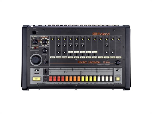 画像: ・歴史的なリズムマシン「TR-808」 1曲分のリズムを自由に作成できる世界初の画期的なリズムマシンとして1980年に発売。当時のヒップホップ、ダンス・ミュージック、さらには現代のポップ・ミュージックにまで、ミュージシャンやプロデューサーの音楽制作に大きな影響を与えました。歯切れのよいスネア、重低音のバス・ドラム、特徴的なカウベルやハンドクラップ(手拍子)など、その独特なサウンドは、発売後30年が経ち既に販売終了となっている今もなお、根強く支持されています。