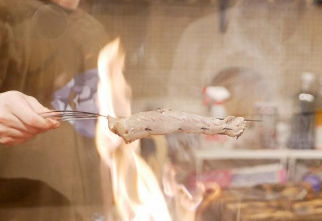 画像: カウンターから藁焼きのようすを眺めることが出来ます。