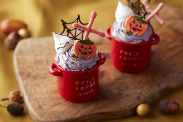 画像: ◆ ハロウィンパンプキンプリン 国産かぼちゃのピューレと生クリーム、牛乳を混ぜ合わせじっくり焼いた濃厚なプリンの上に、ブルーベリーの生クリームを乗せて見た目もハロウィンカラーで気分が盛り上がるプリンに仕上げました。 料金:¥362 (税金別)