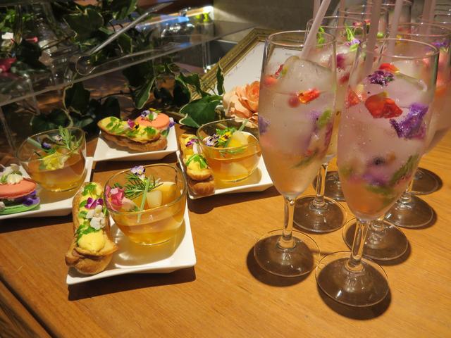 画像1: 花に囲まれたお披露目会