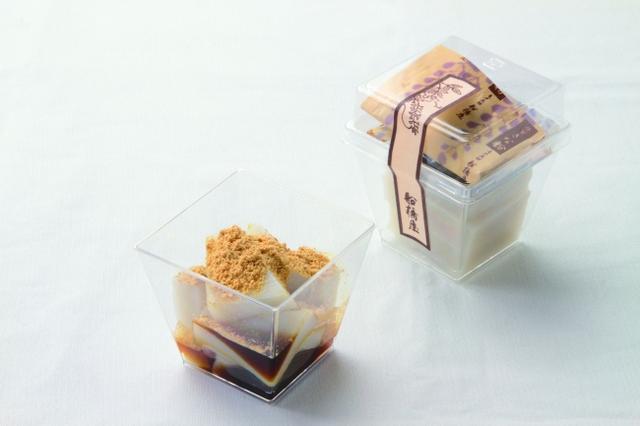 画像: エントリーエリア:東京都 主な販売箇所:亀戸駅「アトレ亀戸 船橋屋」 税込価格:6切/お1人様用 450円 厳選した小麦澱粉を使用。15ヶ月乳酸菌発酵精製し、ひとつひとつ丁寧に蒸し上げ。秘伝の黒糖蜜と香ばしいきな粉を加えて生まれる味わいは、亀戸天神のみならず、東京の名物として親しまれる逸品。