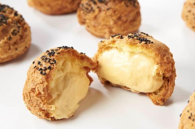 画像: シュークリーム /280円 芳ばしい黒ごまがアクセント、カリッと焼き上げたシュー生地に特製クリームをすき間なく、たっぷり詰めたずっしり重みのある贅沢なシュークリームです。