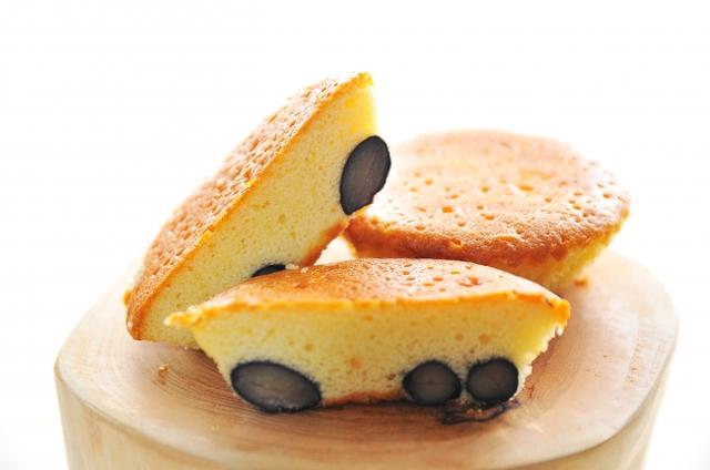 画像: 黒豆まどれーぬ /230円 はちみつを使い、しっとりふわふわ食感に仕上げた、丹波産黒豆入りの和テイストマドレーヌです。お手土産として、当店一番人気の一品です