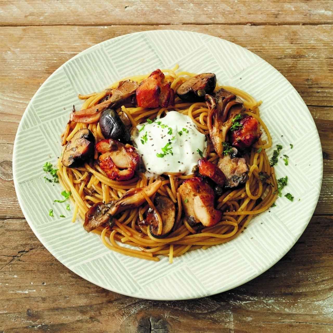 画像: ■商品名：きのことローストチキンのソイソースパスタ ■価格：1,480円税込 ■販売期間：9月27日（木）～11月5日（月） ■商品説明：ブラウンマッシュルームと、ローストチキンの香ばしい旨みが好相性の醤油ベースのパスタ。トリュフ風味のホイップクリームと絡めて。