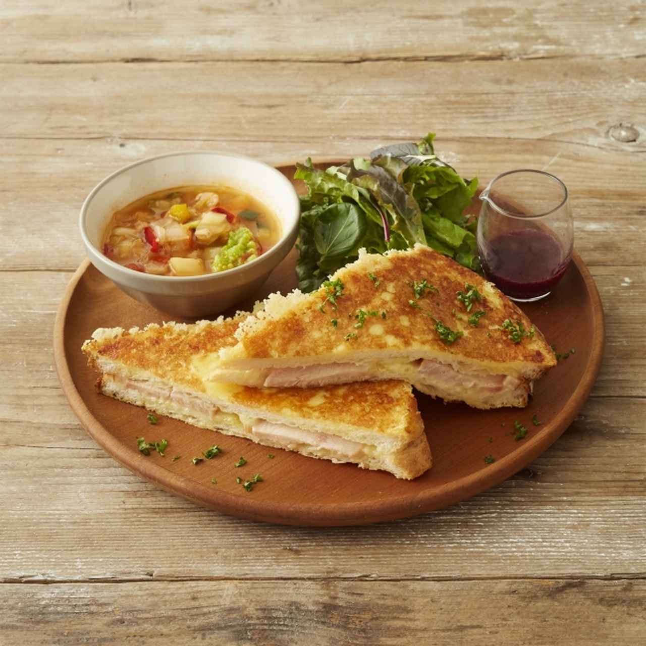 画像: ■商品名：スモークチキンとチーズのフレンチトーストサンド ■価格：1,450円税込 ■販売期間：8月30日（木）～ 11月28日（水） ■商品説明：ゴーダ入りチーズをサンドしたフレンチトーストに、パルメザンチーズをのせて香ばしく焼き上げました。ブルーベリーソースとともに。