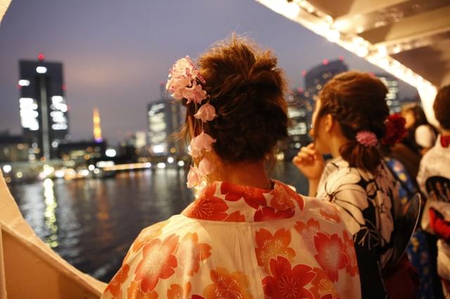 画像: 5,000トンクラスの大型客船で、夜風に吹かれながらの納涼体験!