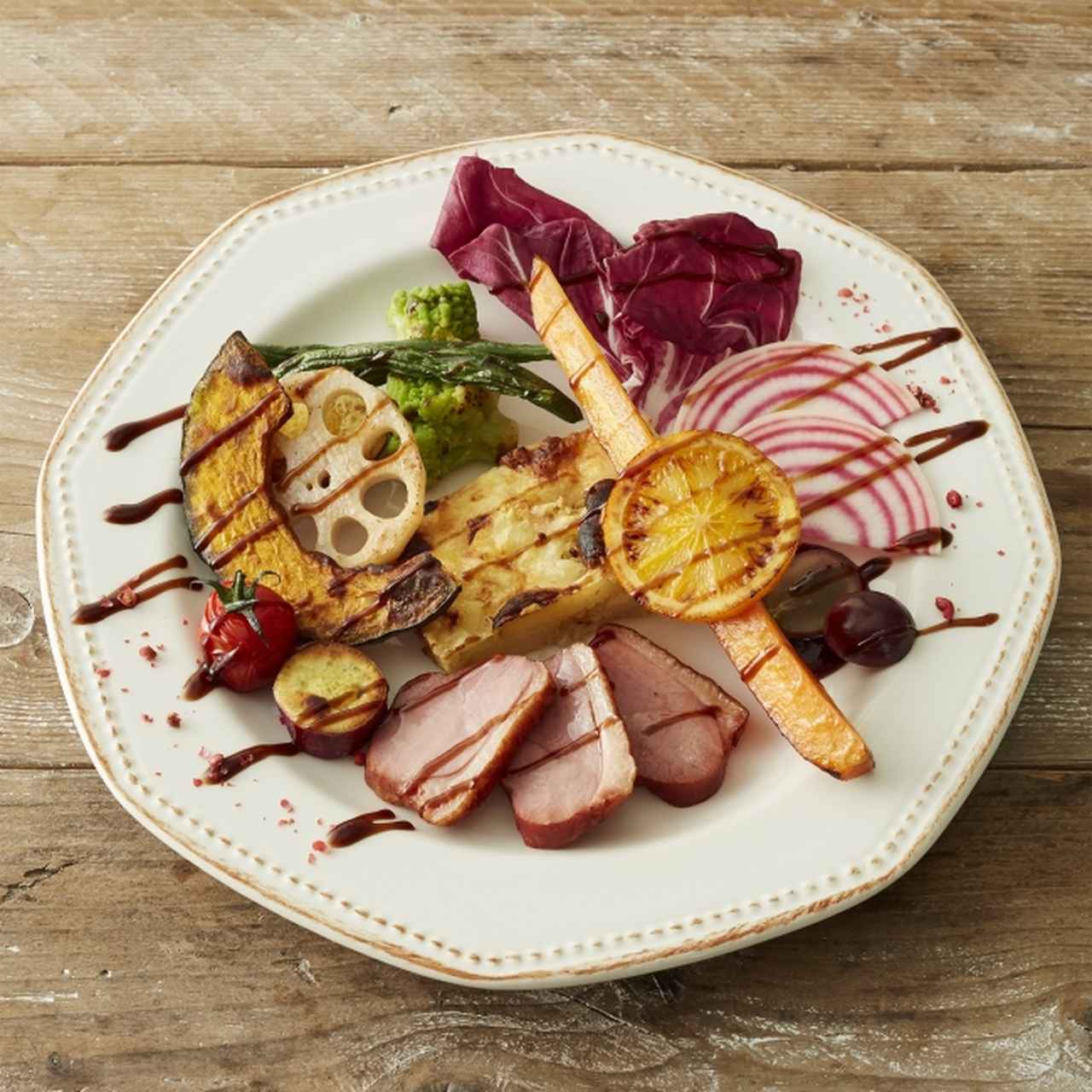 画像: ■商品名：グリル野菜と鴨ローストのファームズプレート ■価格：1,530円税込 ■販売期間：8月30日（木）～11月5日（月） ■商品説明：鴨肉のローストと7種のグリル野菜、キヌアのポテトグラタン、バルサミコソースを合わせた彩り豊かな温野菜プレート。トリュフ風味のオニオンソースとともに。