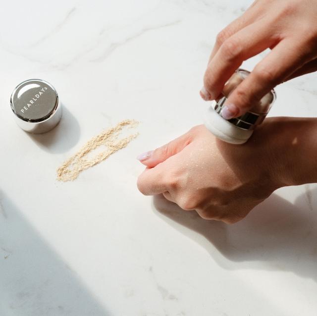 画像: お試しいただいた〈パールモイストクレンジング〉と、きめ細やかなラメが肌に上品な輝きを与えるルーセントパウダー〈スパークリングパールパウダー〉をセットでプレゼント!