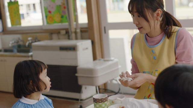 画像2: 新垣結衣先生と園児とのふれあいを描いたCM第2弾「クリネックス 新垣先生と園児たち ~お昼ごはん~」篇