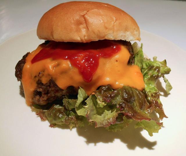画像: ・静岡県『牛タン100%ハンバーガー普及の会』牛たんチーズバーガー864円/1個 牛タン100%のボリューム満点のパティはブランド牛「静岡そだち」の牛脂でコクをプラス。とろけるチェダーチーズと相性抜群です。