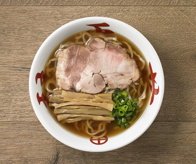 画像: ・山形県『中華そば処 琴平荘』中華そば 920円/1杯 モチモチ食感の自家製のちぢれ麺に、飛魚焼干しの旨みたっぷりの端麗醤油スープを合わせた、あっさりしていながらもコク深い一杯です