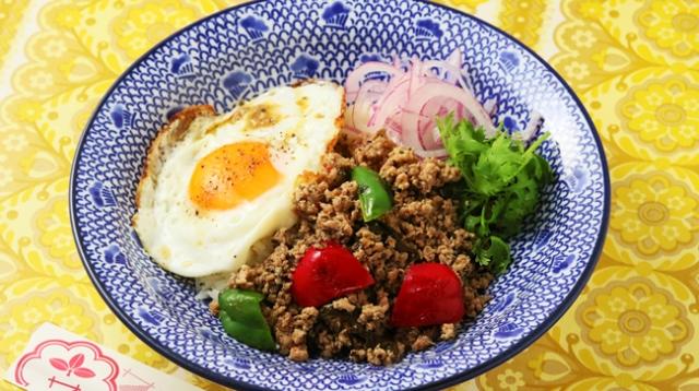 画像: ガパオライス ¥880 タイの定番料理!甘辛なタレで炒めた鶏ひき肉とピーマン、パプリカ、パクチー、たまごを絡めれば美味しいこと間違いなし!
