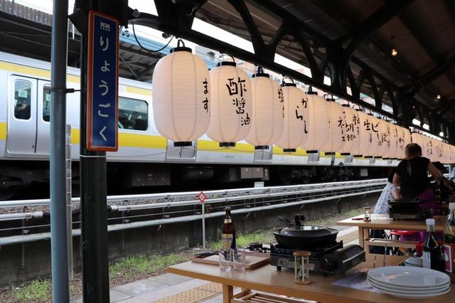 画像: 電車を見ながら焼き上がるのを待ちます~♪
