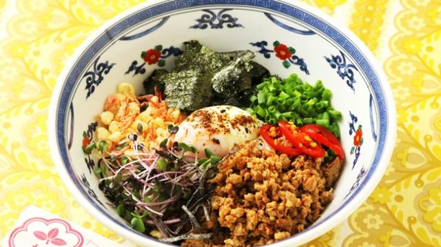 画像: 台湾風混ぜUDON ¥1,000 極太麺の歯ごたえあるコシに肉味噌、天かす、干しエビ、温泉卵を絡めれば美味しいこと間違いナシ!