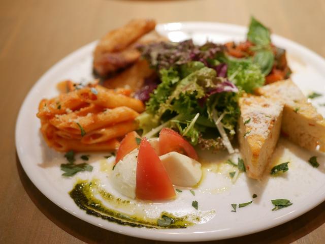 画像: ~前菜・パスタ・お肉を一皿に~オイノスプレートランチ1380円(税込)/1日10食限定