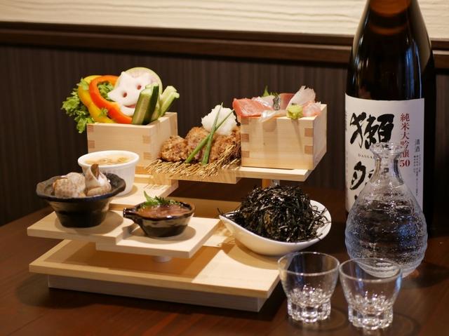 画像: 酒盗を隠し味に使ったバーニャカウダ・鮪のほほステーキ。うにぎりなど、おやじさま階段ランチ、ディナー1,980円(税抜)/各10食限定