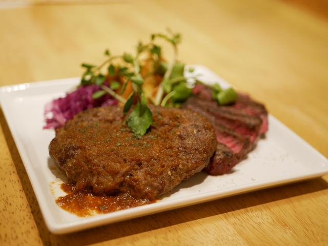 画像: 肉コンビのおとな様ランチプレート1,800円(税込)サラダ・スープ・ライス付き
