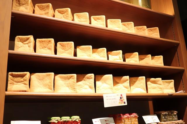画像: 隣接する「俺のBakery」でお土産を購入可能