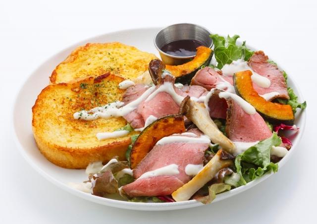 画像: ローストビーフサラダ〈Roast Beef Salad〉 秋の味覚「かぼちゃ」と「エリンギ」のサラダに、ローストビーフを贅沢に盛り合わせたメニュー。 ホースラディッシュマヨのピリっとした辛味と、バルサミコが効いた甘辛いソースが食欲をそそります! お酒と一緒に合わせていただくのもオススメです。 1 piece 1,600円 2 pieces 1,850円