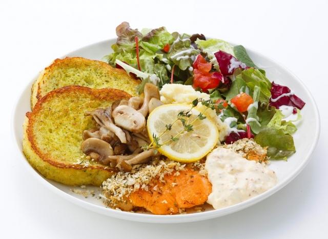 画像: サーモントラウトのグリル 〈Grilled Salmon trout with Herb Breadcrumbs & Mushrooms〉 グリルしたサーモントラウトに粒マスタードを塗り、香り豊かなタイムとチーズを混ぜた香ばしいパン粉をまぶしました。自家製タルタルソースとキノコのソテー、バジル入りのアパレイユで焼き上げたフレンチトーストとも相性抜群、秋の味覚盛りだくさんの一皿です! 1 piece 1,600円 2 pieces 1,850円