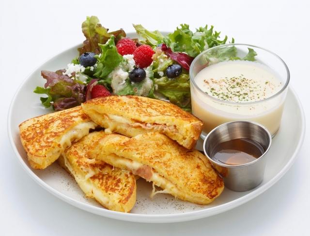 画像: モンティクリスト 〈Monte Cristo〉 人気の朝食【モンティクリスト・サンドウィッチ】をIvorish風にアレンジしました。 モッツァレッラチーズとプロシュートをサンドしたフレンチトーストに、お好みでハチミツをかけてお召し上がりください。 フェタチーズとベリーのサラダ、じゃがいものポタージュもついて、ランチとしても大満足いただけます。 One size 1,700円
