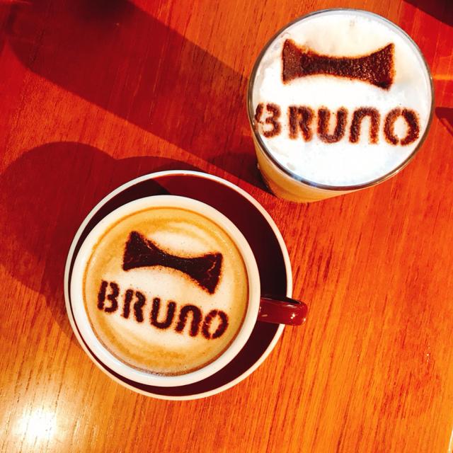 画像: BRUNO のロゴが入ったかわいいカフェラテ