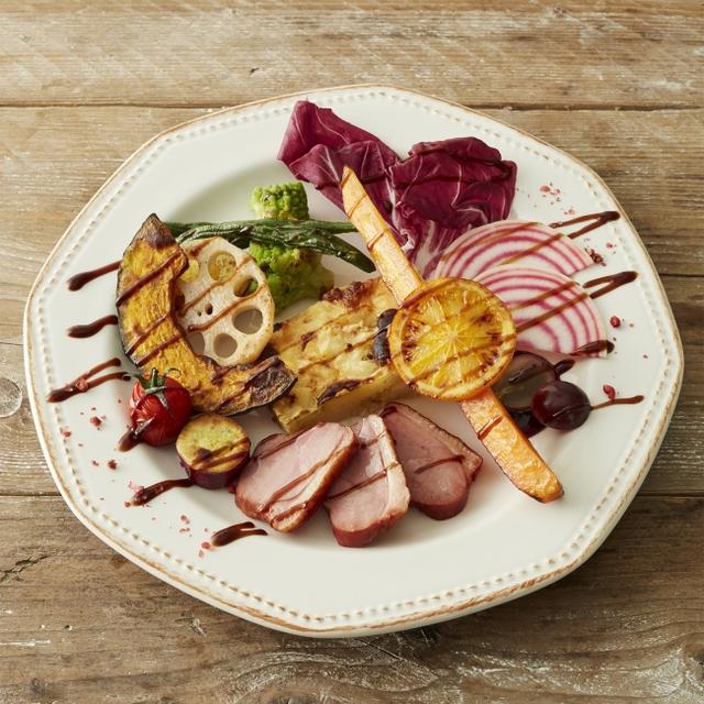 画像: ■商品名:グリル野菜と鴨ローストのファームズプレート ■価格:1,530円税込 ■販売期間:8月30日(木)~11月5日(月) ■商品説明:鴨肉のローストと7種のグリル野菜、キヌアのポテトグラタン、バルサミコソースを合わせた彩り豊かな温野菜プレート。トリュフ風味のオニオンソースとともに。