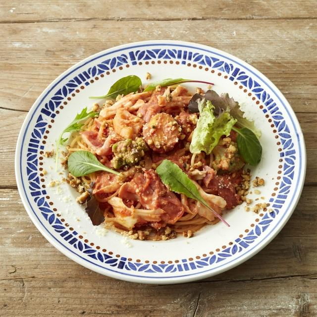 画像: ■商品名:スモークベーコンとごろごろ野菜のトマトクリームソースパスタ ■価格:1,480円税込 ■販売期間:8月30日(木)~9月26日(水) ■商品説明:アップルウッドで燻製したベーコン、白まいたけ、レンコン、サツマイモなどを炒め、コクのあるオーガニックトマトのクリームソースとクルミで香ばしく仕上げました。